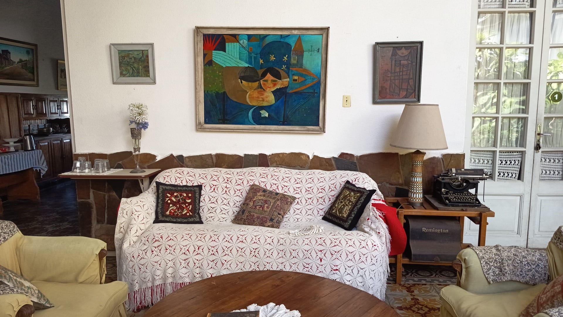 Entrada de CasaGrande con piso de mosaicos de época y puertas vidriadas