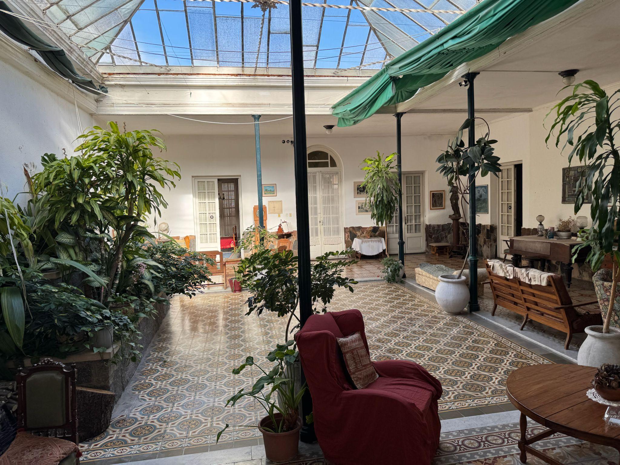 Parrillero del jardín de CasaGrande rodeado de plantas