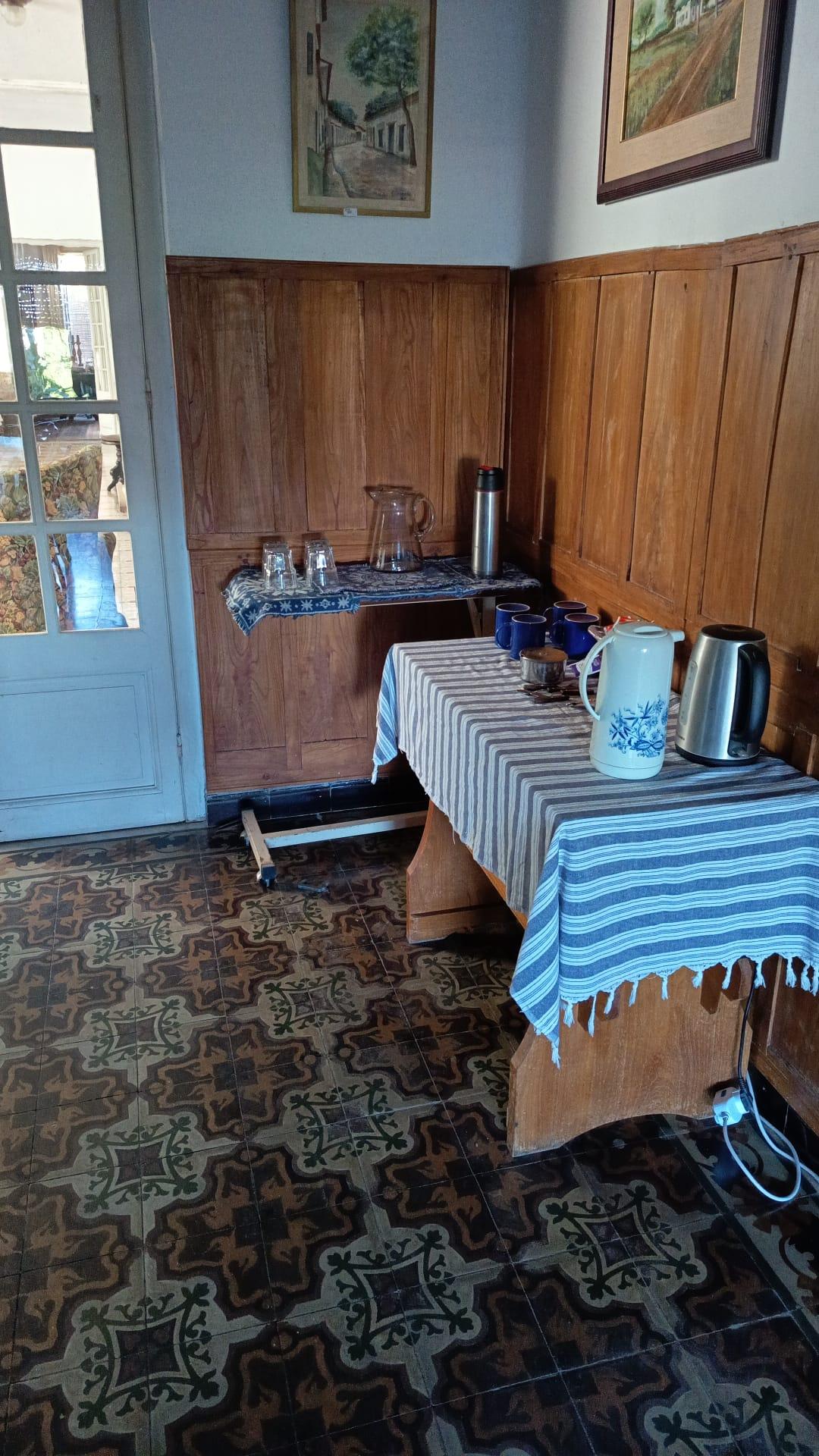 Mesa con café, té y agua caliente siempre disponibles en CasaGrande