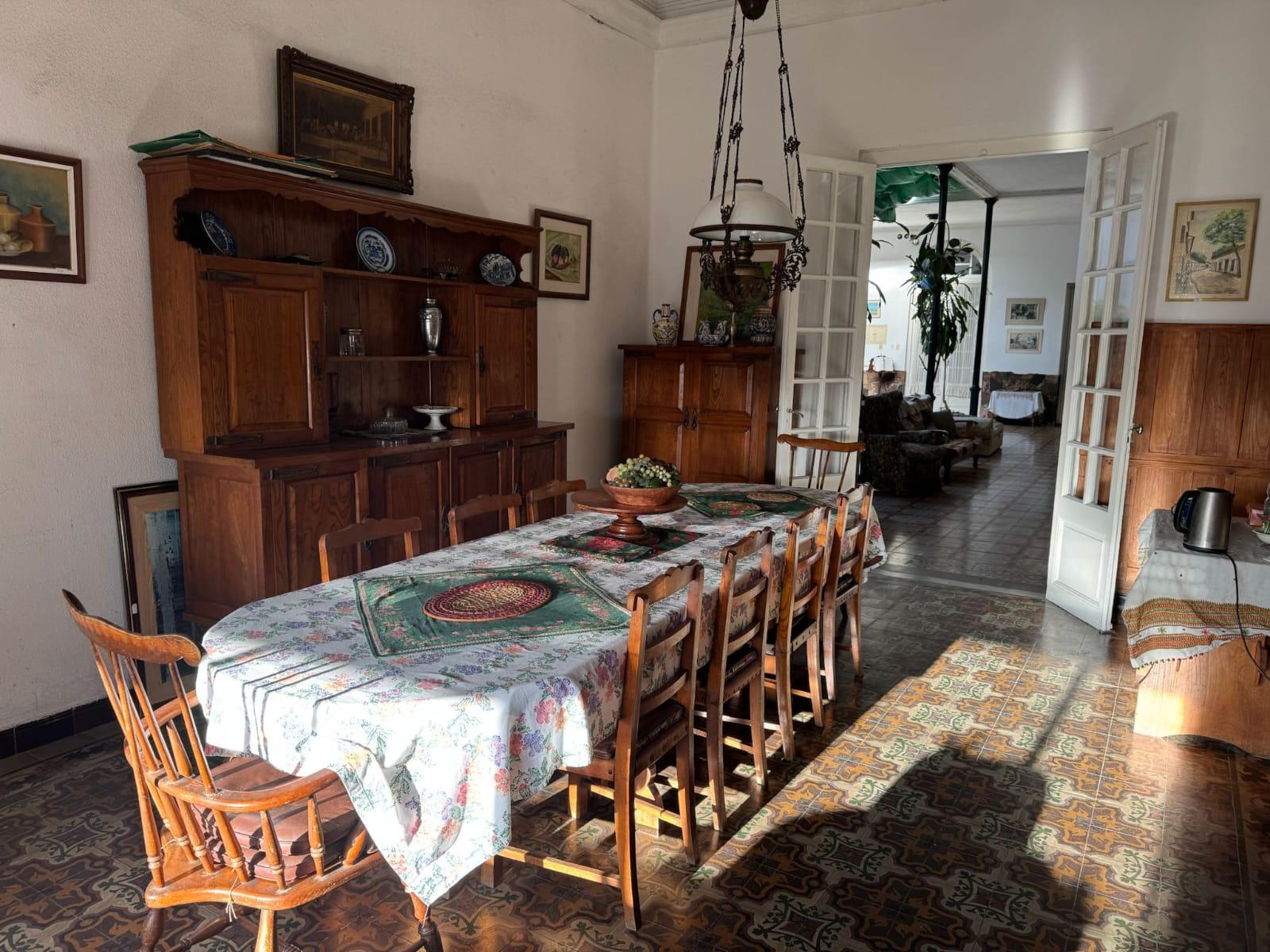 Comedor de CasaGrande con mesa amplia de madera y ambiente de época