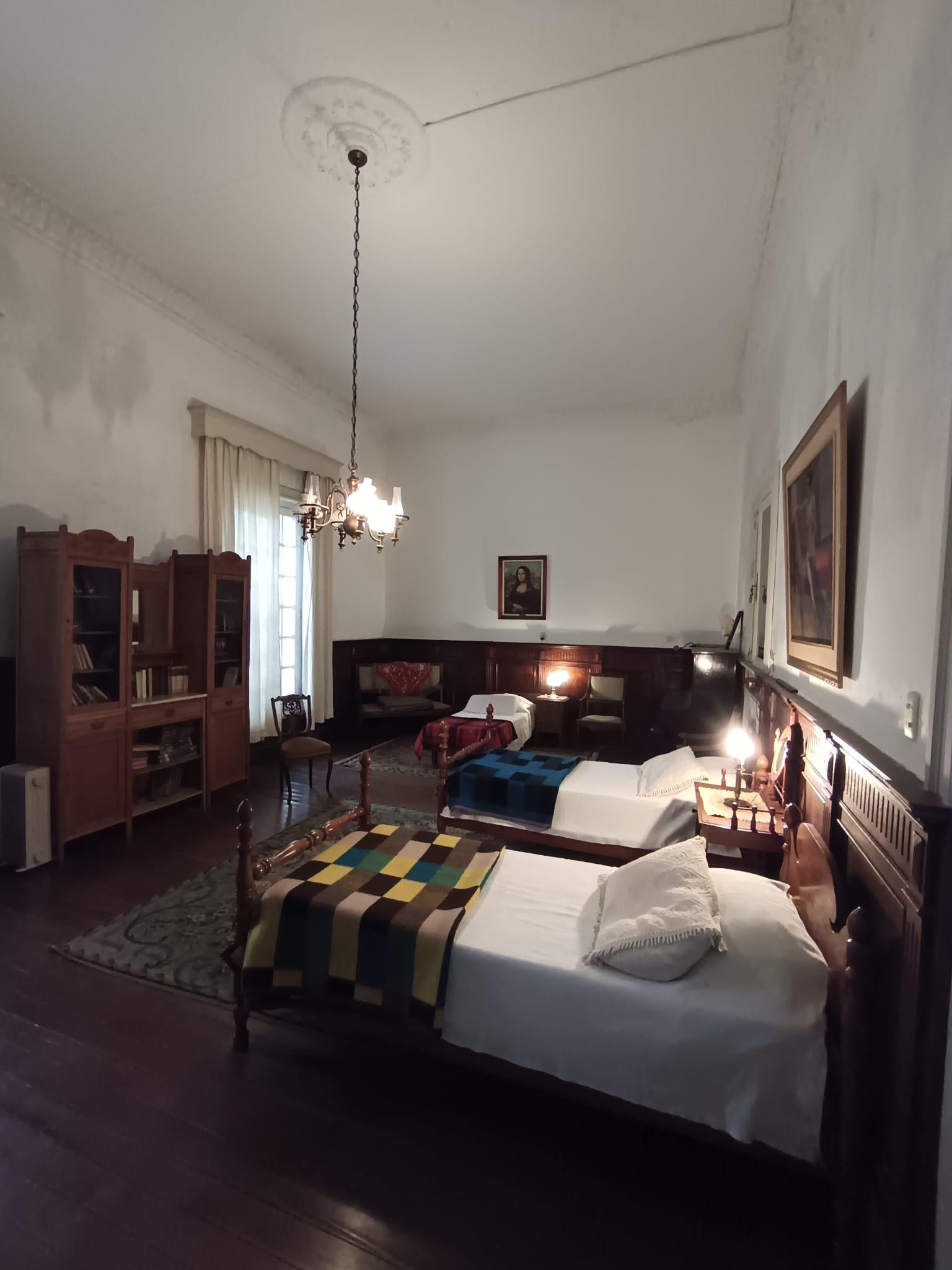 Habitación económica con baño compartido en CasaGrande, ideal para salir del paso